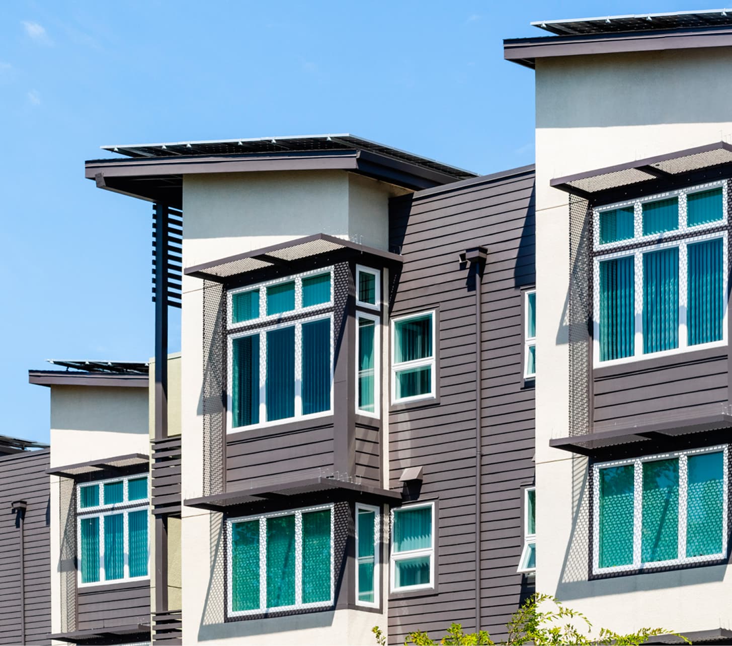 Modern townhouses with Ecodan outdoor units